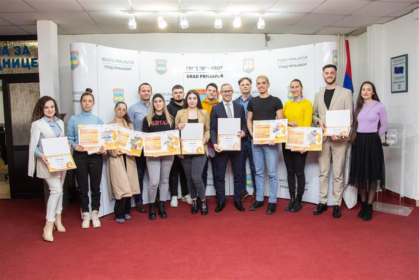 ПРЊАВОР, 30. НОВЕМБРА /СРНА/ - Омладинска банка Прњавор је у сарадњи са Фондацијом "Мозаик" и Градском управом у овој години подржала два микробизниса и девет пројеката младих, укупне вриједности 29.000 КМ.