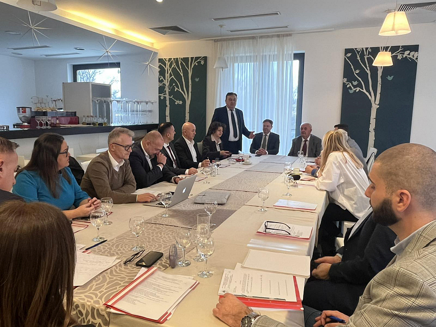 КОЗАРСКА ДУБИЦА, 30. НОВЕМБРА /СРНА/ - У Козарској Дубици данас је одржан заједнички састанак управних одбора центара за едукацију судија и тужилаца Републике Српске и Федерације БиХ, Правосудне комисије Брчко дистрикта и представника Високог судског и тужилачког савјета.