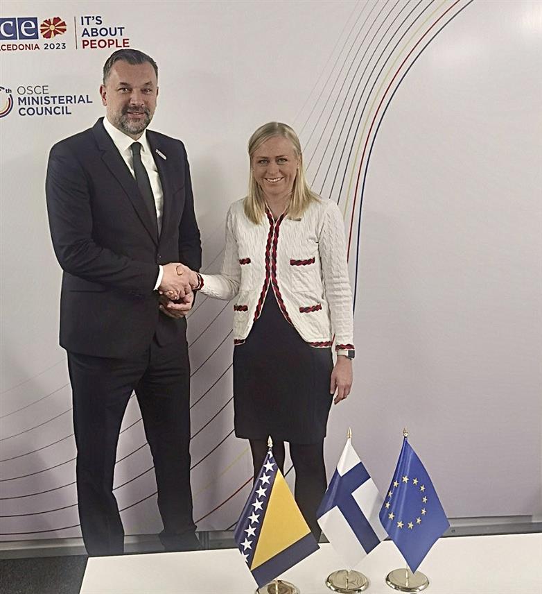 СКОПЉЕ, 30. НОВЕМБРА /СРНА/ - Министар иностраних послова у Савјету министара Елмедин Конаковић и министар спољних послова Финске Елина Валтонен, сусрет на маргинама засједања Министарског савјета ОЕБС-а у Скопљу.