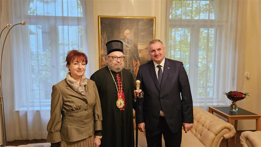 БУДИМПЕШТА, 30. НОВЕМБРА /СРНА/ - Предсједник Владе Републике Српске Радован Вишковић разговарао је данас у Будимпешти са епископом будимским Лукијаном и истакао да је српски народ у Мађарској сачувао и своју вјеру и традицију.