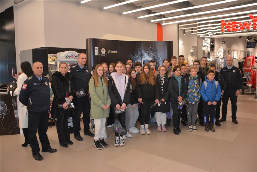 ПРИЈЕДОР, 30. НОВЕМБРА /СРНА/ - Министарство унутрашњих послова Републике Српске и ПУ Приједор данас су у Приједору организовали дружење са грађанима у оквиру кампање "Поштуј живот, не оружје".