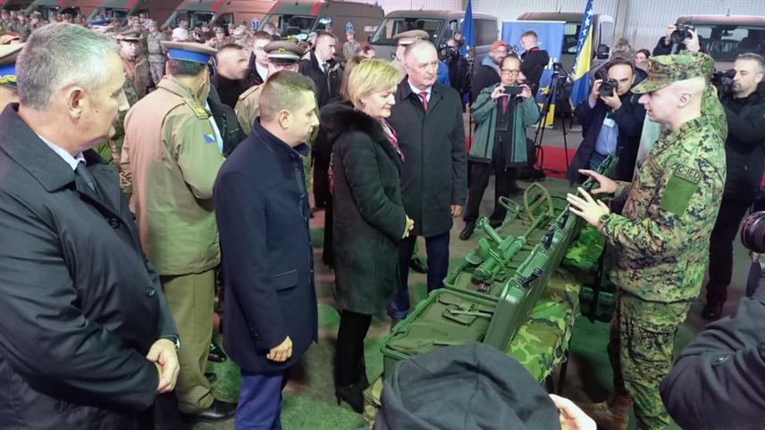 САРАЈЕВО, 30. НОВЕМБРА /СРНА/ - ЕУ донирала је данас Деминерском батаљону Оружаних снага БиХ 12 санитетских и девет путничких моторних возила, у вриједности 10 милиона евра.