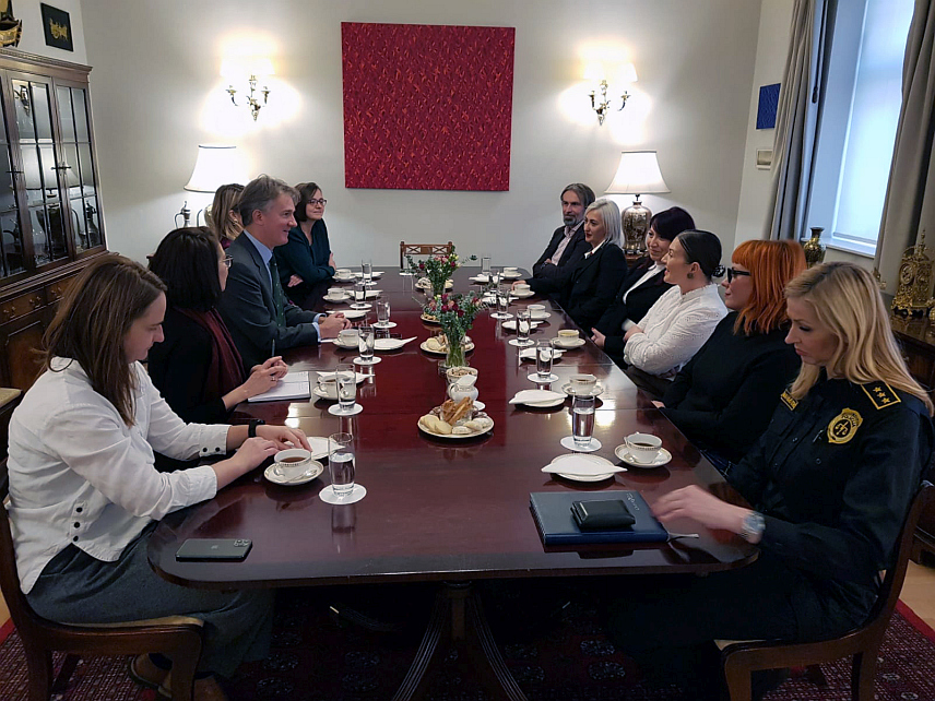 САРАЈЕВО, 30. НОВЕМБРА /СРНА/ - Састанак амбасадора Велике Британије у БиХ Џулијана Рајлија са представницима цивилног друштва, судства, тужилаштва и полиције који се баве проблемом родно-заснованог насиља.
