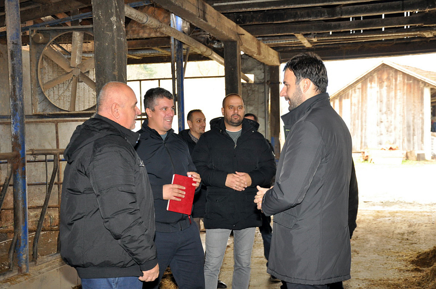 ПРИЈЕДОР, 30. НОВЕМБРА /СРНА/ - Градоначелник Приједора Слободан Јавор обишао је данас фарму " Шкундрић“ у Ништавцима чији су сувласници браћа Горан и Милан Шкундрић.