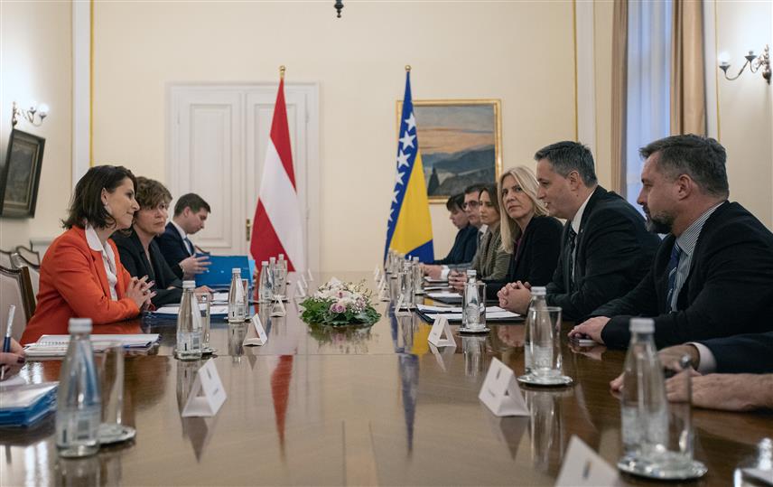 САРАЈЕВО, 30. НОВЕМБРА /СРНА/ - Чланови Предсједништва БиХ Жељка Цвијановић и Денис Бећировић су током сусрета са аустријским министром за ЕУ и уставна питања Каролином Едштадлер нагласили посвећеност испуњавању 14 приоритета из Мишљења Европске комисије и реформским процесима ка европском путу земље.