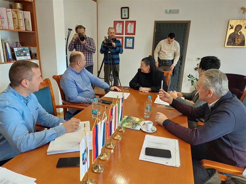 ВИШЕГРАД, 30. НОВЕМБРА /СРНА/ - У општини Вишеград данас је 12 корисника потписало уговоре за реализацију предузетничких пројеката са представницима швајцарског "Каритаса" и општине Вишеград.