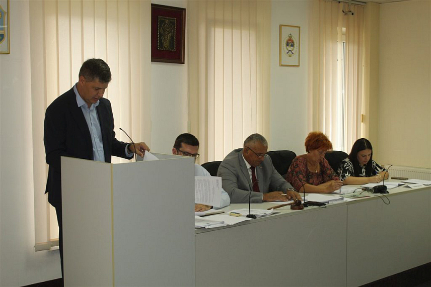 СРБАЦ, 30. НОВЕМБРА /СРНА/ - Стипендистима општине Србац у школској 2023/24. години биће повећана стипендија са 800 на 900 КМ, што ће унаприједити њихов положај, речено је Срни у Општинској управи - начелник Одјељења за привреду, пољопривреду и друштвене дјелатности Марко Михољчић.
