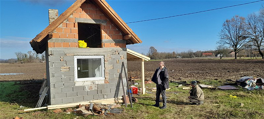 СРБАЦ, 30. НОВЕМБРА /СРНА/ - Фонд солидарности Борачке организације општине Србац финансијски је помогао адаптацију куће Горану Вујичићу из Повелича, ратном војном инвалиду и члану те организације, који је живио у веома тешким условима.