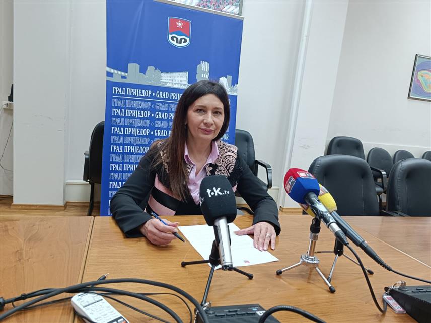 ПРИЈЕДОР, 3. НОВЕМБРА /СРНА/ - Начелник градског Одјељења за образовање, здравство, социјалну заштиту и пронаталитетну и демографску политику Оливера Брдар Мирковић на конференцији за новинаре у Приједору.