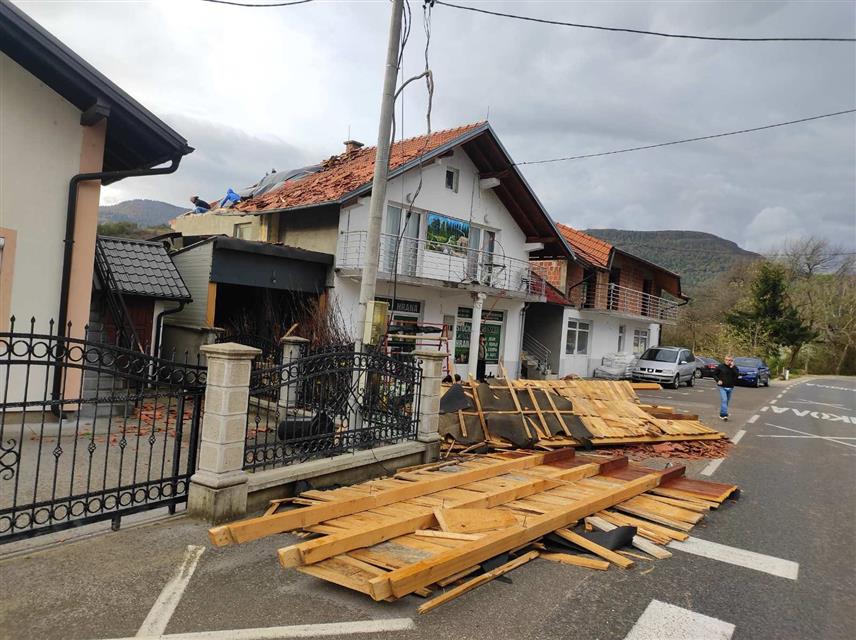 КОТОР ВАРОШ, 3. НОВЕМБРА /СРНА/ - Припадници Територијалне ватрогасно-спасилачке јединице Котор Варош уклонили су стабло трешње које је усљед јаког вјетра пало на једну коловозну траку, што је отежало саобраћај.