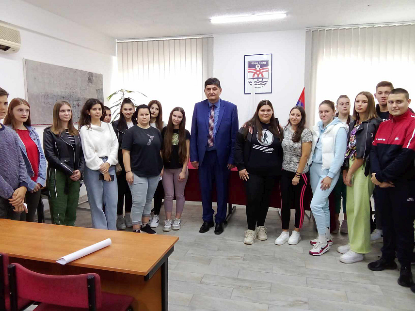 НОВИ ГРАД, 3. НОВЕМБРА /СРНА/ - Начелник општине Нови Град Мирослав Дрљача потписао је данас уговор са 43 корисника ђачких стипендија у овој локалној заједници.