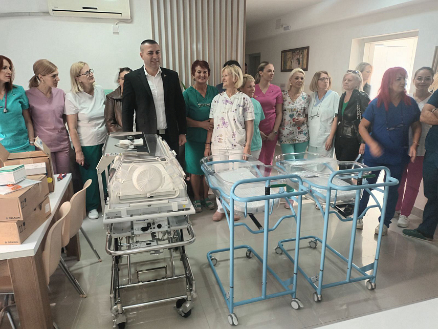ЗВОРНИК, 3. НОВЕМБРА /СРНА/ - Веома је значајна набавка новог транспортног инкубатора за сигуран транспорт свих пријевремено рођених беба и медицинске опреме за транспорт и његу најмалађих пацијената, као и онима којима је потребан транспорт у установу терцијарног нивоа, рекла је данас начелник Акушерско-гинеколошког одјељења Болнице Зворник Душица Обућина.