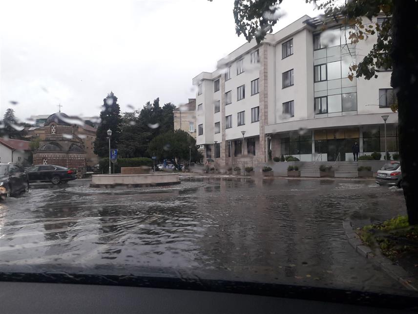 TРЕБИЊЕ, 3. НОВЕМБРА /СРНА/ - У Tребињу је од јутрос пало 29 литара кише по метру квадратном, а најјачи забиљежен удар јужног вјетра је износио 87 километара на час, речено је Срни у Метеоролошкој станици у овом граду.