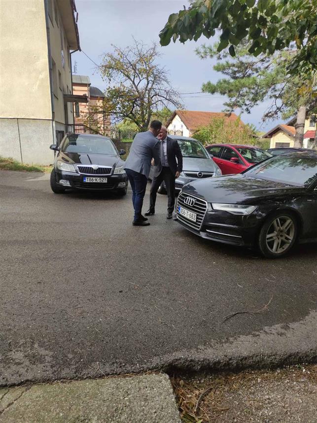 УГЉЕВИК, 3. НОВЕМБРА /СРНА/ - Влада Републике Српске је обезбиједила 594.000 КМ за реконструкцију Основне школе "Филип Вишњић" у Доњој Трнови код Угљевика, посебно за изградњу котловнице, чиме ће бити трајно ријешено питање гријања у овој школи, која слави девет деценија, рекао је министар енергетике и рударства Петар Ђокић.