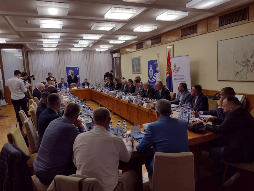 БЕОГРАД, 3. НОВЕМБРА /СРНА/ - Кабинет министра у Влади Србије Ђорђа Милићевића, задуженог за координацију активности и мјера у области односа са дијаспором, одржао је данас радни састанак са представницима удружења Срба из региона, што је први корак на путу израде нове Стратегије односа Србије са сународницима који живе ван граница матице.