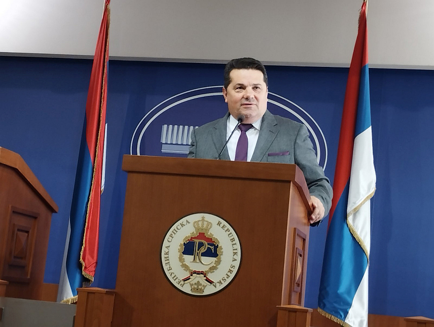 БАЊАЛУКА, 3. НОВЕМБРА /СРНА/ - Предсједник Народне скупштине Ненад Стевандић на конферецији за новинаре у Бањалуци на којој је прочитао писмо Народне скупштине Републике Српске упућен америчкој сенаторки Џин Шахин као одговор на њен позив ЕУ да санкционише предсједника Републике Српске Милорада Додика.