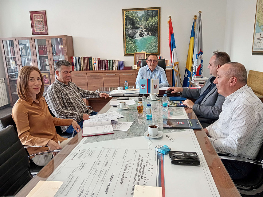 СОКОЛАЦ, 3. НОВЕМБРА /СРНА/ - На Сокоцу је данас формиран тим сарадника који ће са Институтом изврсности у логистици наредних 30 дана радити на изради елабората економске оправданости слободне зоне Соколац, а након тога бити упућен Влади Републике Српске и Министарству спољне трговине и економских односа у Савјету министара на давање сагласности.