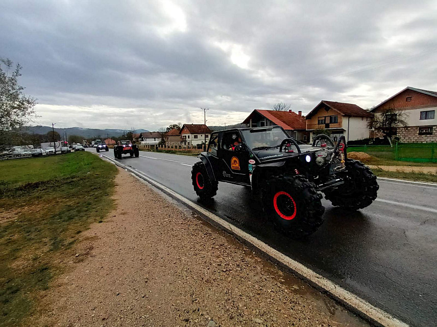 ЗВОРНИК, 4. НОВЕМБРА /СРНА/ - У Зворнику је почела првенствена трка "Оф роуд" БиХ на којој учествују 42 такмичарске и 20 туристичких посада из БиХ, Србије и Хрватске.