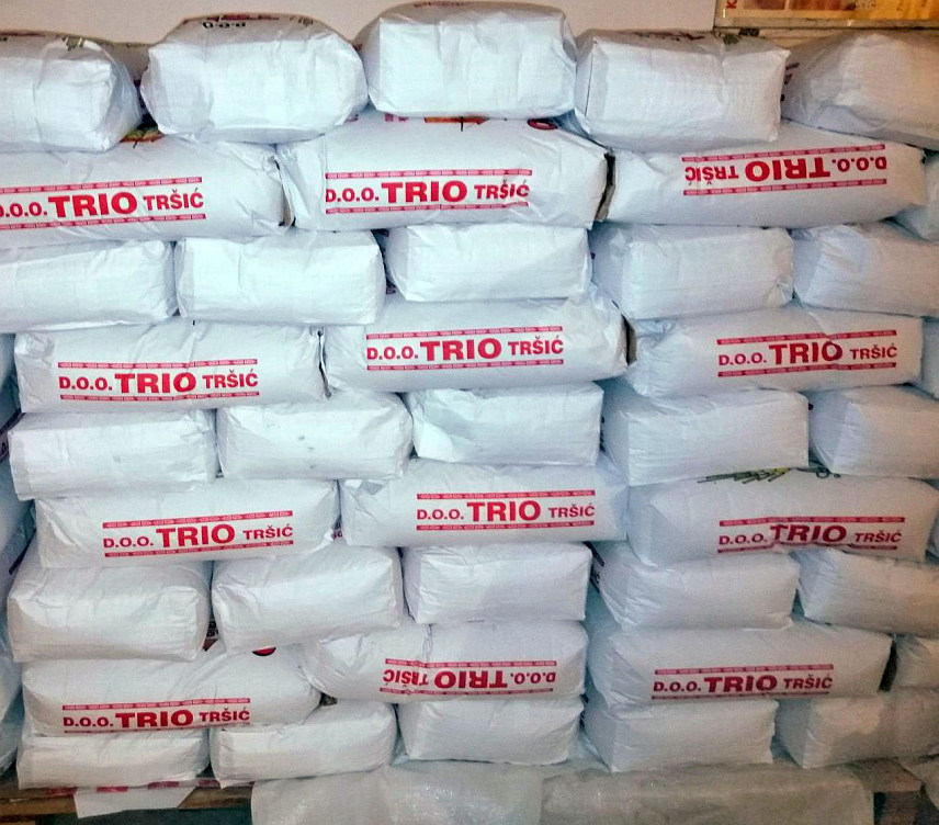 ЗВОРНИК, 4. НОВЕМБРА /СРНА/ - Подјела брашна за социјално угрожено и вишечлане породице, које је донирала Влада Републике Српске, почела је данас у просторијма Градске организације Црвеног крста у Зворнику.