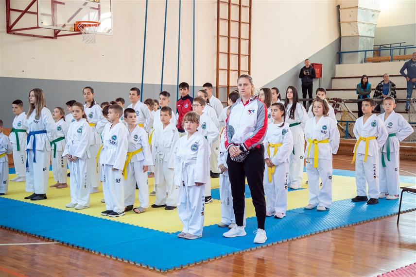 ПРЊАВОР, 4. НОВЕМБРА /СРНА/ - На 24. Првенству Републике Српске у таеквондоу одржаном у Прњавору у категорији сениора најбољи су били Прњаворчанка Јована Његован и Добојлија Његош Јеринић, док је у укупном пласману прво мјесто освојио Таеквондо клуб "Слога продамонт" из Добоја.	
