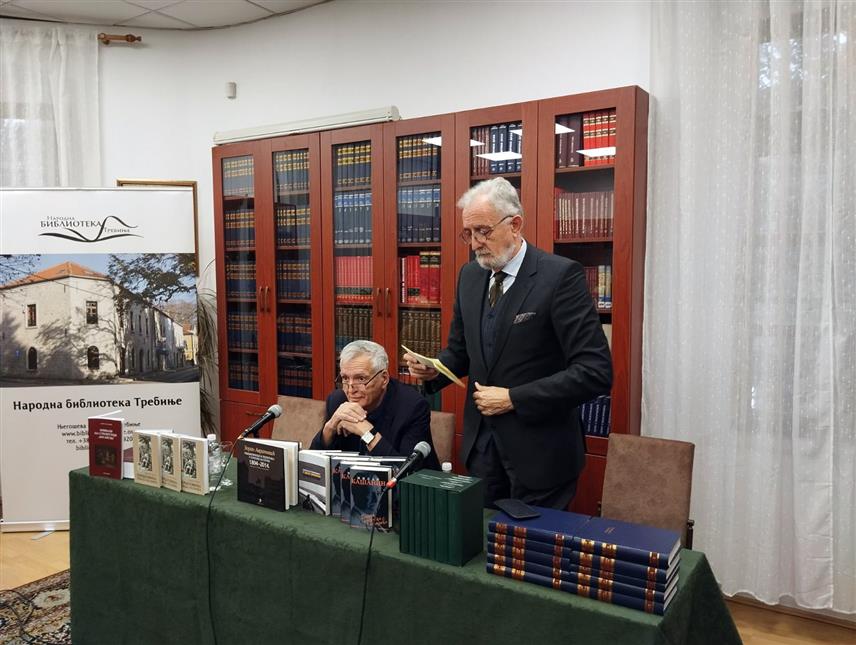 TРЕБИЊЕ, 5. НОВЕМБРА /СРНА/ - У Требињу су данас представљене двије књиге "Одрођени књижевник" аутора Зорана Аврамовића и "Херцеговина, земља песника" аутора Милована Пецеља у оквиру манифестације "Дучићеве вечери поезије".