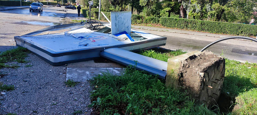 ДРВАР, 5. НОВЕМБРА /СРНА/ - У Дрвару је проглашено стање елементарне непогоде због невремена које је захватило ову општину.