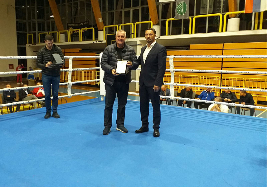 МИЛИЋИ, 5. НОВЕМБРА /СРНА/ - Предсједнику Владе Републике Српске Радовану Вишковићу вечерас је уручено признање Боксерског савеза Српске за допринос развоју и популаризацји бокса.