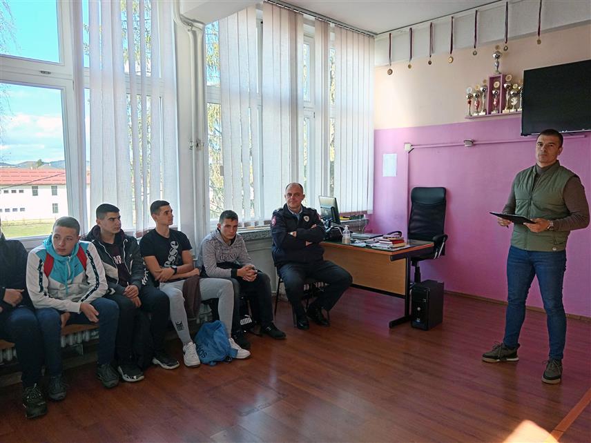 СОКОЛАЦ, 6. НОВЕМБРА /СРНА/ - Припадници Полицијске станице Соколац данас су одржали предавање за ученике првог разреда Средњошколског центра "Василије Острошки", у оквиру превентивне кампање "Буди сигма, заустави/пријави насиље", гдје су их упознали о вршњачком насиљу, начину испољавања и посљедицама које оставља на жртве.