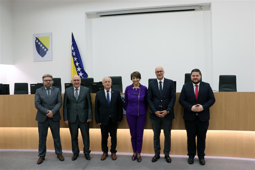 САРАЈЕВО, 6. НОВЕМБРА /СРНА/ - Предсједник Централне изборне комисије /ЦИК/ БиХ Суад Арнаутовић упознао је данас амбасадора Словачке у БиХ Романа Хлобена о тренутним активностима Комисије, прије свега, на спровођењу "Тестног пројекта подршке ЕУ за увођење нових технологија у изборни процес у БиХ".