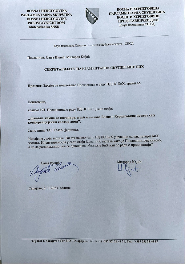 САРАЈЕВО, 6. НОВЕМБРА /СРНА/ - Шеф Клуба посланика и посланик СНСД-а у Представничком дому Парламентарне скупштине БиХ Сања Вулић и Милорад Којић упутили су захтјев Секретаријату Парламентарне скупштине за поштовање Пословника о раду овог дома у којем инсистирају да у конференцијској сали стоји једна застава БиХ, а не четири.