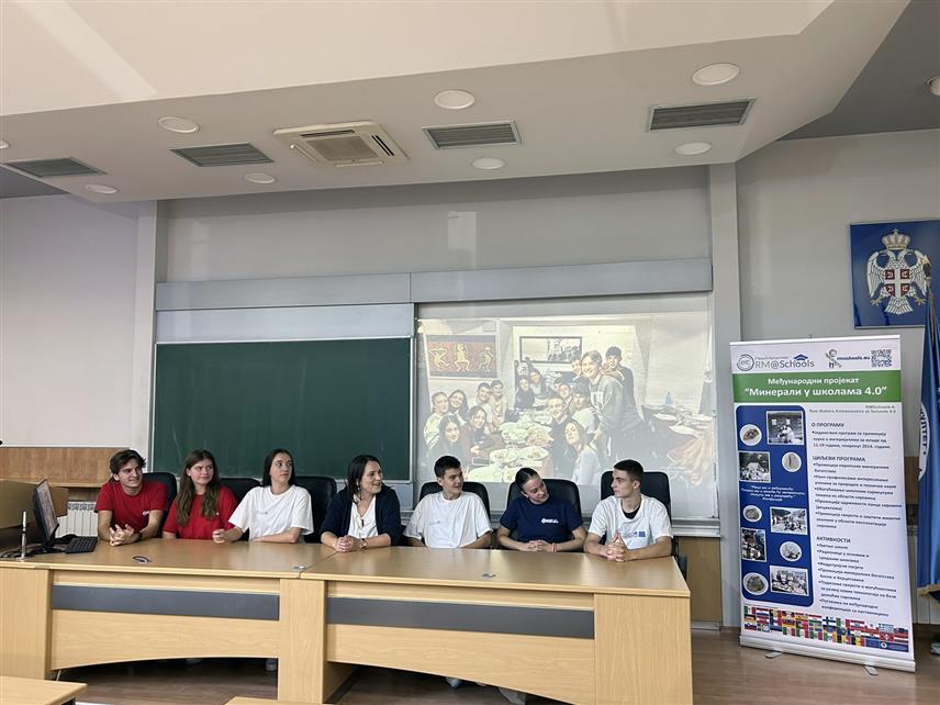 БАЊАЛУКА, 6. НОВЕМБРА /СРНА/ - Средњошколци из Бањалуке и Градишке представили су на Осмој конференцији "RM@Schools" у Болоњи потенцијале примјене природног зеолита у медицинске сврхе, као и потенцијале примјене природног угља у масовној производњи графена.