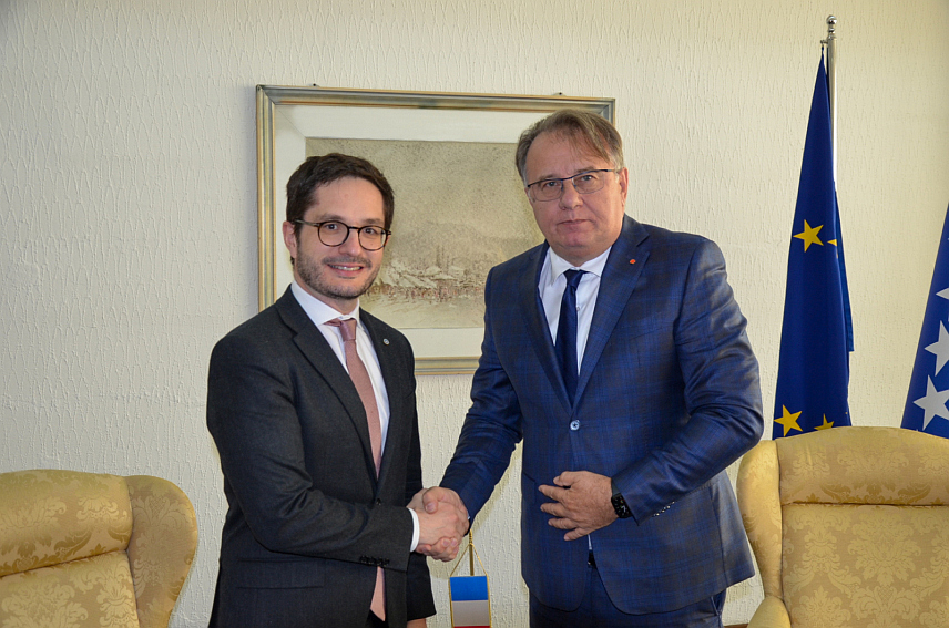 САРАЈЕВО, 6. НОВЕМБРА /СРНА/ - Премијер Федерације БиХ /ФБиХ/ Нермин Никшић и амбасадор Француске у БиХ Франсоа Делмас разговарали су данас у Сарајеву о европском путу БиХ, реформским питањима, те тренутној безбједносној и политичкој ситуацији.