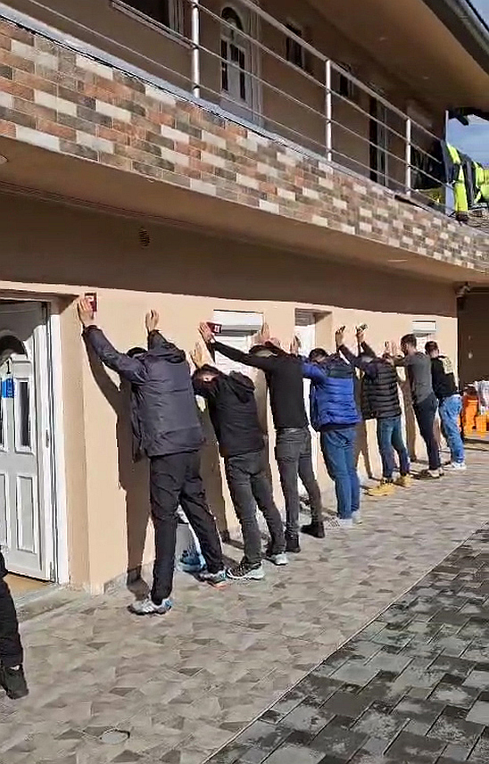 БЕОГРАД, 6. НОВЕМБРА /СРНА/ - Полиција у Србији пронашла је укупно 165 ирегуларних миграната на подручју Пирота, Кикинде, Суботице и Сомбора, а открила је и двије земунице у којима се скривају кријумчари, оквир од аутоматске пушке са 30 метака, као и агрегат.