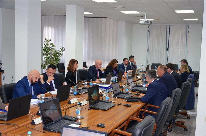 САРАЈЕВО, 7. НОВЕМБРА /СРНА/ - Влада Федерације БиХ /ФБиХ/ усвојила је данас извјештај о извршењу Буџета ФБиХ за девет мјесеци ове године у којем је наведено да су остварени приходи и примици износили око 4.242.000 КМ, што је за 63 одсто од планираног.	
