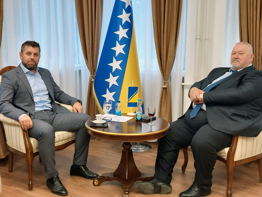 БАЊАЛУКА, 7. НОВЕМБРА /СРНА/ - Састанак директора Републичког секретаријата за расељена лица и миграције Даворс Чордаша са потпредсједником Републике Српске Ћамилом Дураковићем.