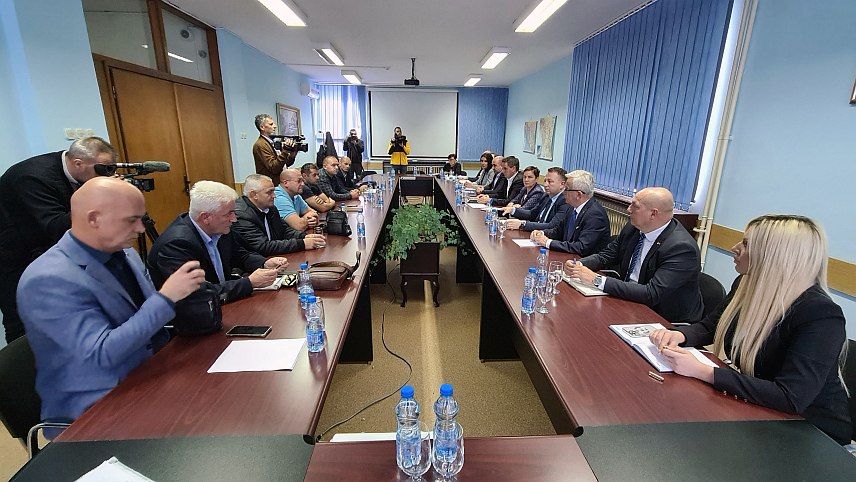 ДОБОЈ, 7. НОВЕМБРА /СРНА/ - Министар саобраћаја и веза Републике Српске Недељко Чубриловић оцијенио је конструктивним данашњи разговор са руководством и синдикалним организацијама предузећа "Жељезнице Републике Српске" /ЖРС/, наводи да овој компанији предстоји процес организовања у холдинг и окончање реструктурисања.