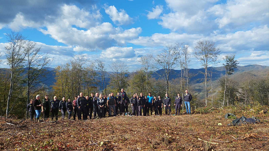 БРАТУНАЦ, 7. НОВЕМБРА /СРНА/ - Шумско газдинство "Дрина" Сребреница, које газдује сребреничким и братуначким шумама, засадило је два хектара површине са 5.000 садница смрче на локалитету Бандера, изнад села Полом на подручју Братунца.