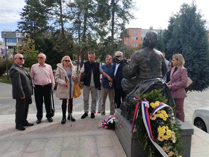 БИЈЕЉИНА, 7. НОВЕМБРА /СРНА/ - Савез слијепих Републике Српске је у оквиру манифестације "Вишњићеви дани" у Бијељини извео програм "С Вишњићем у сјећању - сатира у подне" и традиционално одао почаст слијепом српском пјеснику Филипу Вишњићу.