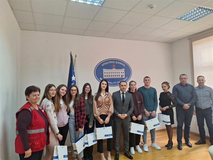 ШАМАЦ,7.НОВЕМБРА /СРНА/ У Општинској управи Шамац данас је организован пријем за седам најуспјешњијх основаца и средњошколаца који су широм Републике Српске успјешно промовисали школу и средину из које у разним областима - научноистраживачком центру "Петњица", спорту, раду у Црвеном крсту.