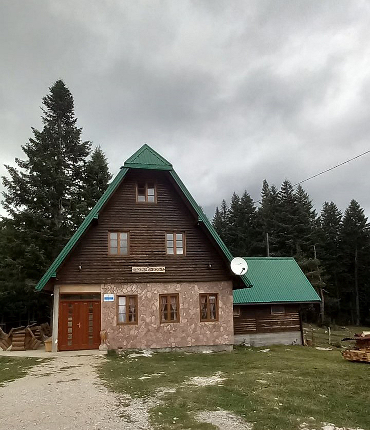 СОКОЛАЦ, 7. НОВЕМБРА /СРНА/ - Планинарски дом "Црвене стијене" на Сокоцу.