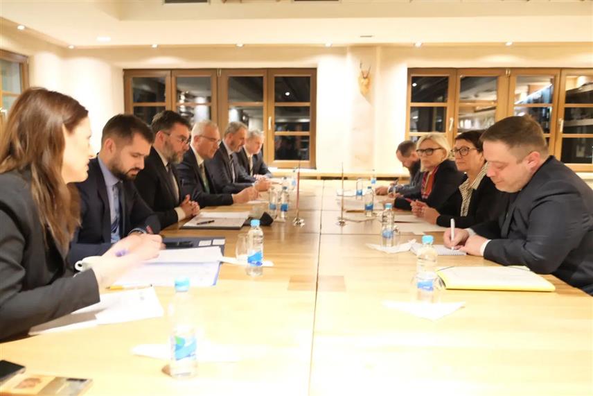 ЈАХОРИНА, 7. НОВЕМБРА /СРНА/ - Замјеник предсједавајуће Савјета министара Сташа Кошарац на састанку са Силвијом Бендер, секретаром Федералног министарства за храну и пољопривреду Њемачке.