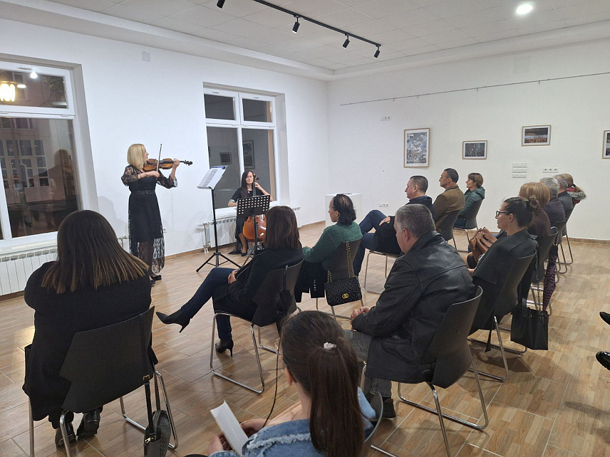 ШАМАЦ, 7. НОВЕМБРА /СРНА/ - Камерни дуо - Наталија Тодоровић на виолини и Вања Трубајић на виолончелу наступиле су вечерас у Шамцу у сусрет Митровдану - крсној слави ове општине, Борачке организације и Храма Светог Великомученика Димитрија.