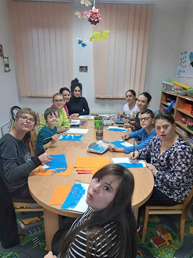 ШАМАЦ, 7. НОВЕМБРА /СРНА/ - Удружење грађана за помоћ лицима са посебним потребама "Дјеца сунца" прикупља средства за лијечење дјечака Лориса Мердановића који болује од ријетког генетичког поремећаја.