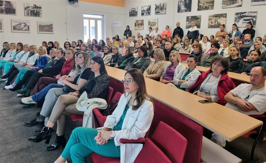 ИСТОЧНО САРАЈЕВО, 8. НОВЕМБРА /СРНА/ - У оквиру манифестације "Дани болнице Србија" данас је организовано предавање за медицинске сестре и техничаре ове здравствене установе под називом "Изазови исправне венепункције и манипулације узорцима крви".