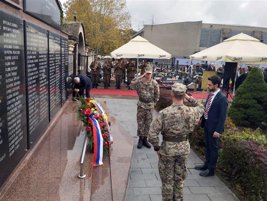 БАЊАЛУКА, 8. НОВЕМБРА /СРНА/ - На бањалучком гробљу Свети Пантелија данас су положени вијенци и прислужене свијеће за погинуле борце Војске Републике Српске /ВРС/ поводом обиљежавања Митровдана - крсне славе Борачке организације Републике Српске /БОРС/.
