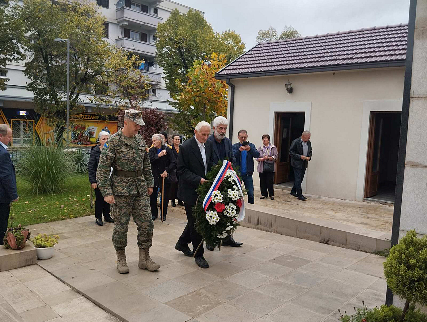 БИЛЕЋА, 8. НОВЕМБРА /СРНА/ - Код споменика за 132 погинула борца Одбрамбено-отаџбинског рата из Билеће положено је цвијеће, након чега су чланови породица погинулих и заробљених бораца, ратних војних инвалида и борци посјетили Спомен-собу, а потом је служен парастос погинулим билећким борцима и преломљен славски колач.