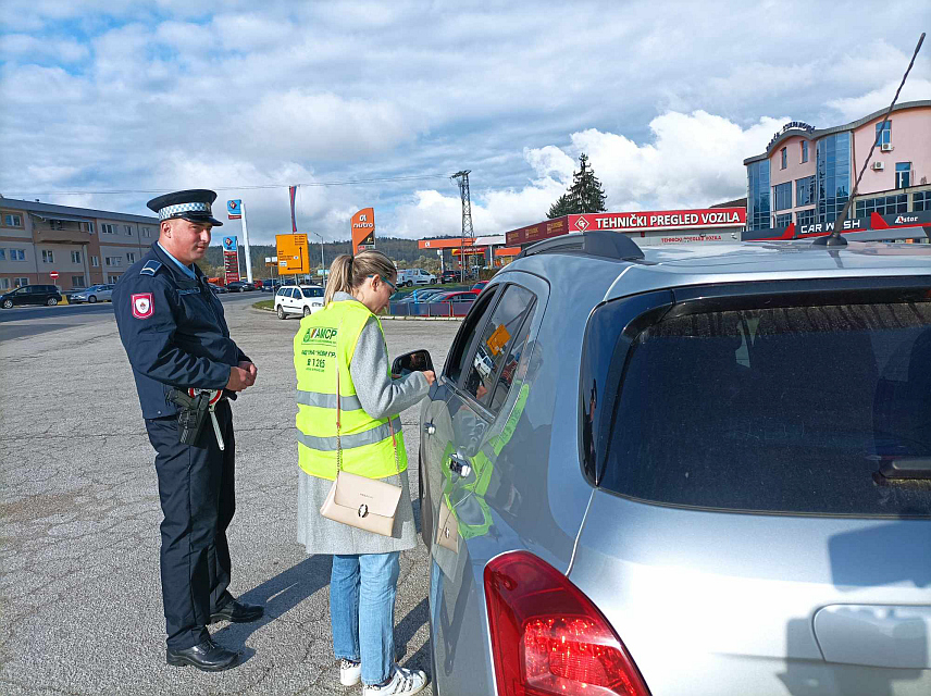 НОВИ ГРАД, 8. НОВЕМБРА /СРНА/ - Припадници Полицијске станице Нови Град у превентивној акцији организованој у сарадњи са Ауто-мото друштвом "Уна" Нови Град данас су учесницима у саобраћају указали на важност коришћења свјетоодбојних прслука.