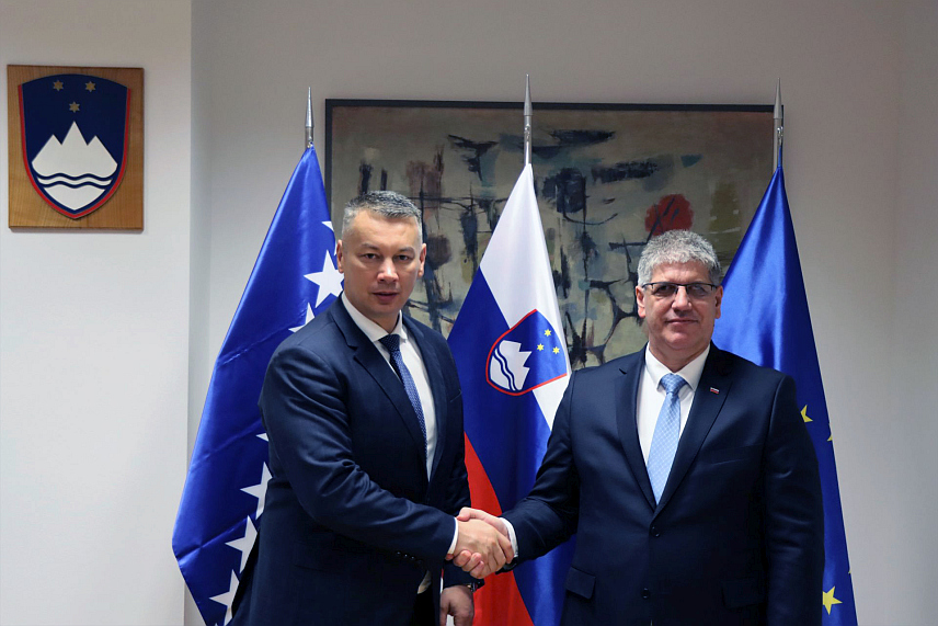 САРАЈЕВО, 8. НОВЕМБРА /СРНА/ - Министар безбједности у Савјету министара Ненад Нешић и министар унутрашњих послова Словеније Боштјан Поклукар указали су на важност регионалне сарадње и заједничког дјеловања на спречавању илегалних миграција и пресјецању ланаца кријумчарења људи.