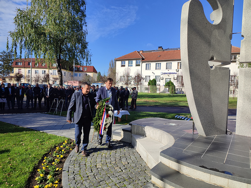 ГРАДИШКА, 8. НОВЕМБРА /СРНА/ - Градска борачка организација Градишка и ове се године обиљежавајући крсну славу Митровдан присјетила свих погинулих бораца Одбрамбено-оатаџбинског рата Републике Српске.