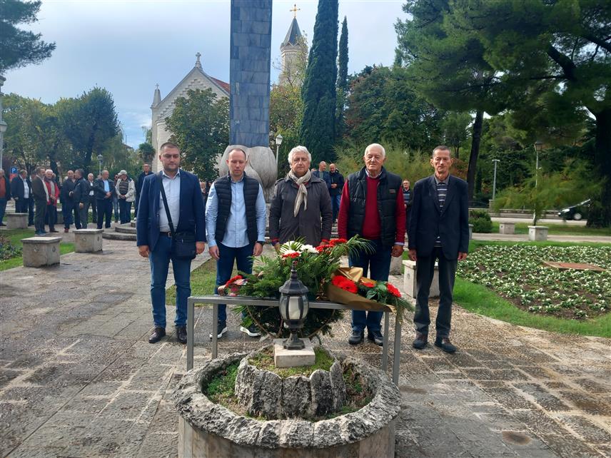 ТРЕБИЊЕ, 8. НОВЕМБРА /СРНА/ - Полагањем цвијећа код споменика браниоцима Требиња и ломљењем славског колача, Градска борачка организација у Требињу обиљежила је данас крсну славу - Митровдан.